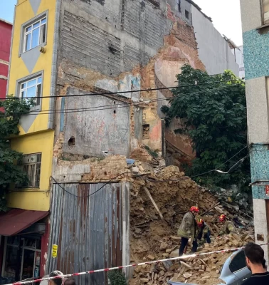 Beyoğlu'nda çöken metruk bina çevredeki araçlara zarar verdi
