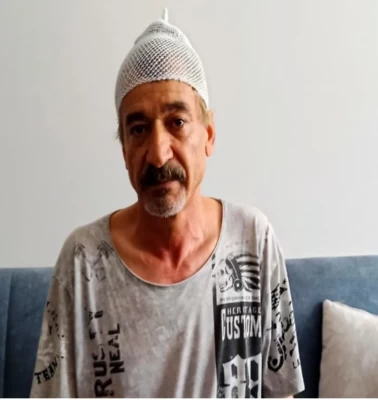 Hatay’da kıraathanenin önünde oturan adamın başına binadan beton parçası düştü
