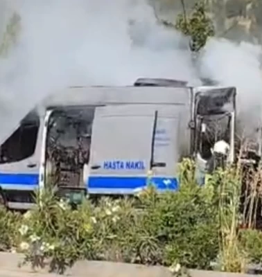 Alev alan hasta nakil aracındaki hastayı, şoför hayatı pahasına kurtardı