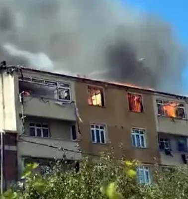Çatıdaki onarım faciaya dönüştü: Alevler dairelere sıçradı