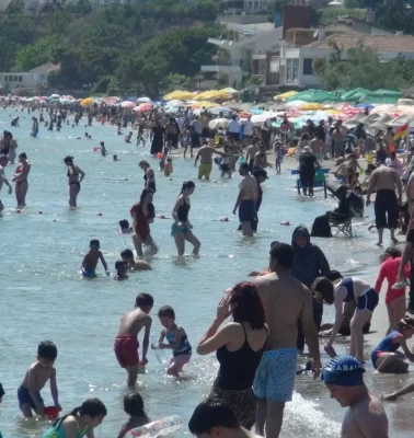 İstanbul'da sıcak hava kavurdu! Fırsatını bulanlar sahillere akın etti