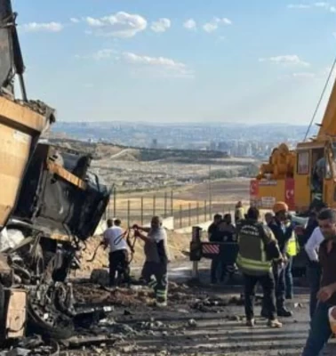 Ankara'da feci kaza! Hafriyat kamyonları kafa kafaya çarpıştı: 2 ölü