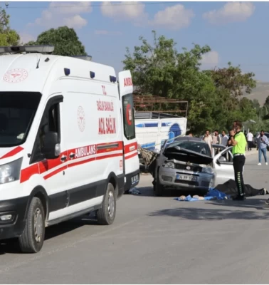 Otomobil park halindeki kamyona çarptı: 1 ölü, 4 yaralı