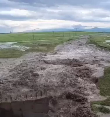 Sel alarmı! Şiddetli yağış yolu ulaşıma kapattı