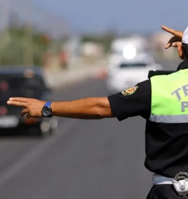Mersin'de trafiği tehlikeye atan minibüs sürücüsüne ceza! Ehliyetine el konuldu