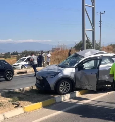 Kamyonla otomobil çarpıştı: 1 ölü, 2 yaralı