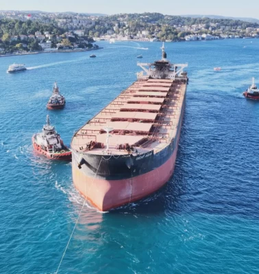 Rusya'da İHA saldırısına uğrayan GREAT OCEAN İstanbul Boğazı'ndan geçti