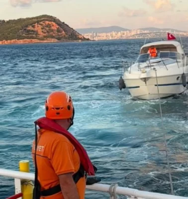 Marmara Denizi’nde arızalanan tekne kurtarıldı