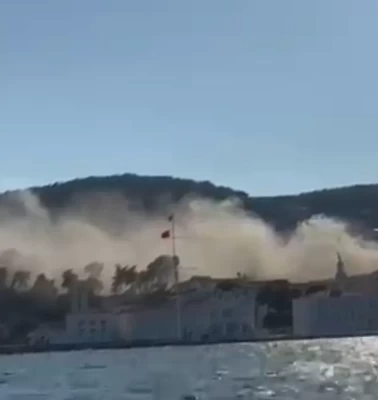 Heybeliada Deniz Harp Okulu'nun çatısında yangın