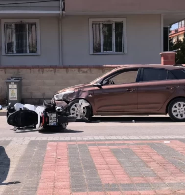 Otomobil ve motosiklet çarpıştı: 2'si çocuk 3 yaralı