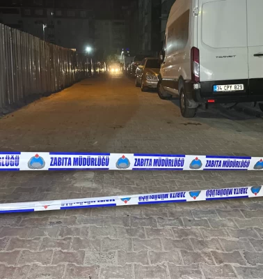 Sultangazi'de inşaat temelinde toprak kayması! Sokak trafiğe kapatıldı