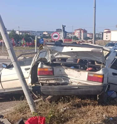 İkiye ayrılan araçtan sıyrıklarla kurtuldu