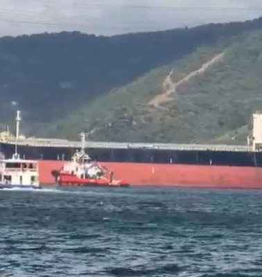 İstanbul Boğazı'nda gemi trafiği durdu! Kuru yük gemisi arıza yaptı