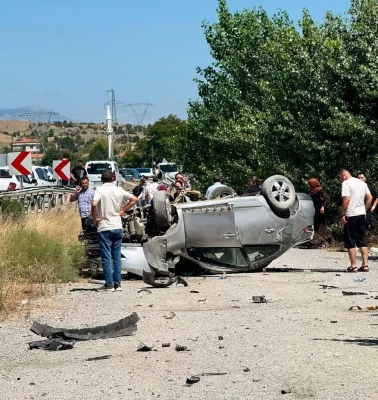 Bariyerlere çarpan otomobil yoldan çıktı