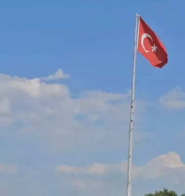 Türk bayrağına çirkin saldırı! Silahla ateş edildi