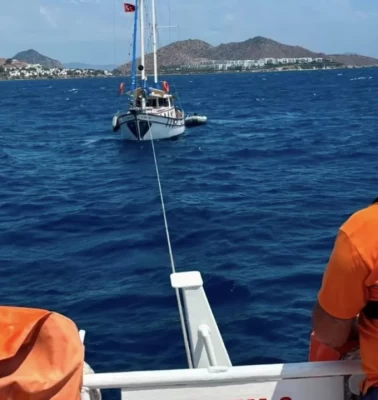 Bodrum açıklarında sürüklenen tekne kurtarıldı