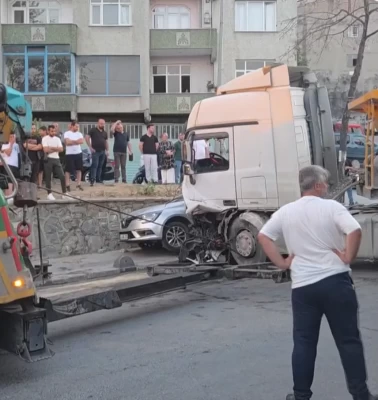 Esenler'de freni boşalan hafriyat kamyonu 7 araca çarptı