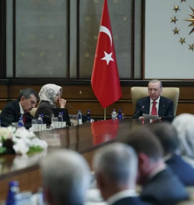 Cumhurbaşkanı Erdoğan, okul saldırısında hayatını kaybeden öğrencilerin velilerini kabul etti