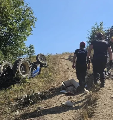 İnegöl’de traktör devrildi: 15 yaşındaki sürücü ağır yaralandı
