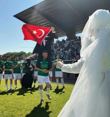 Gelinlik ve damatlıkla stadyuma koştular