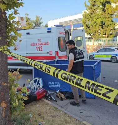 Gaziantep’te motosiklet ağaca çarptı