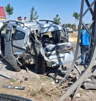 Ağrı’da kavşakta iki araç çarpıştı