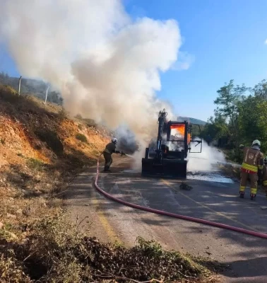 İskenderun’da seyir halindeki iş makinesi alev aldı