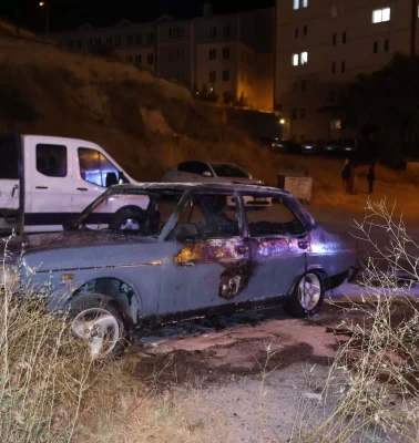 Nevşehir’de park halindeki otomobil alevlere teslim oldu