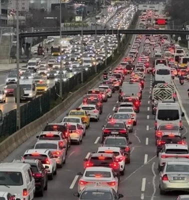 Yağmurun ardından kent genelinde yoğunluk yüzde 71'e ulaştı, Anadolu Yakası kilitlendi!