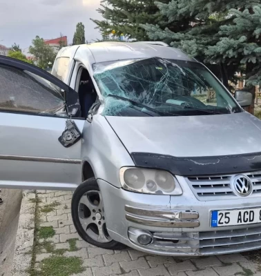 Sarıkamış’ta kontrolden çıkan araç şarampole devrildi
