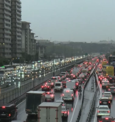 İstanbul’da trafik yoğunluğu yüzde 85’e ulaştı! Yağışla birlikte ana arterlerde trafik durma noktasında
