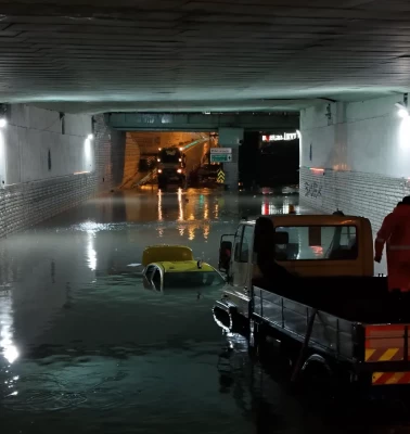 Bakırköy'de alt geçit göle döndü