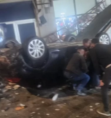 Kayseri’de otomobil dükkânların üzerine uçtu