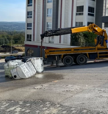 Bursa'da kamyondan düşen tanklardan asit aktı