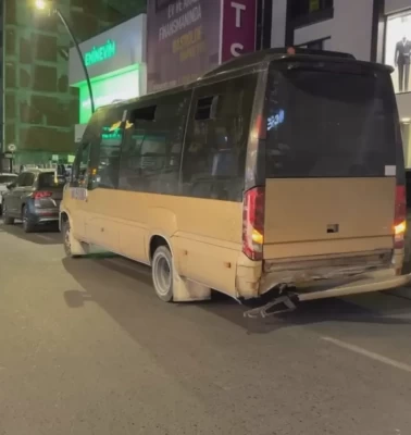 Küçükçekmece'de otomobil minibüse arkadan çarptı