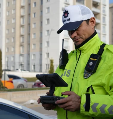 Trafikte uyanıklık yapmak isteyen sürücüye dron şoku!