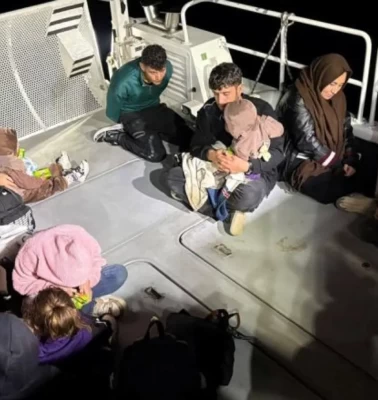 İzmir açıklarında 13 düzensiz göçmen yakalandı