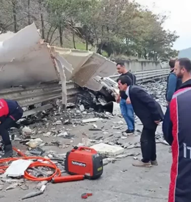 Sinop'ta palamut yüklü kamyon devrildi: Sürücü hayatını kaybetti