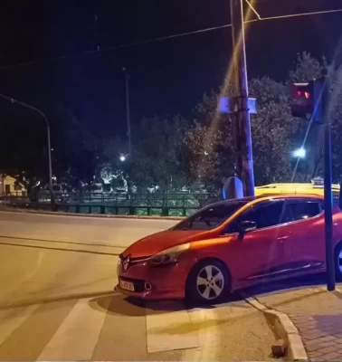 Polisten kaçtı, trafik lambasına çarptı