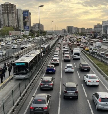 İstanbul’da akşam trafiği kilitlendi