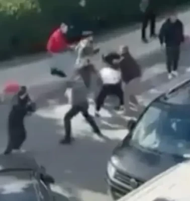 İstanbul'da yol verme tartışması kavgaya dönüştü! Tekme ve yumruklar havada uçuştu