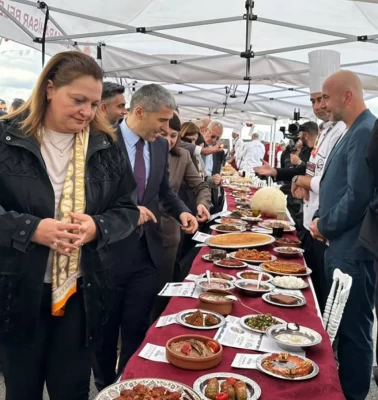 Afyonkarahisar'da Guinness rekoru! 247 metrelik Anadolu Sofrası tarihe geçti