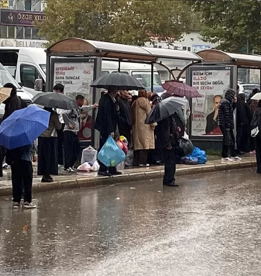 Elazığ’da sağanak etkili oldu: Cadde ve sokaklarda su birikintileri oluştu