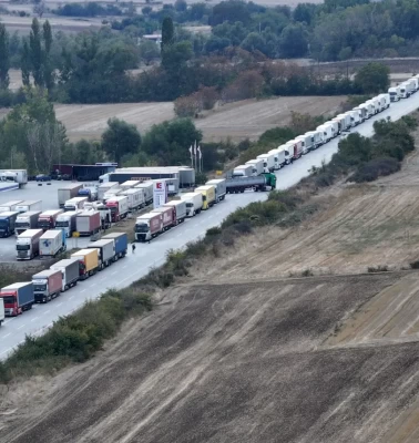 Hamzabeyli Sınır Kapısı'nda kilometrelerce kuyruk!