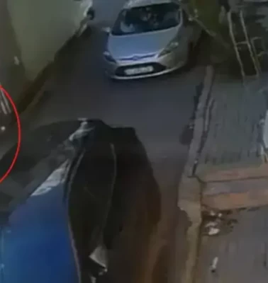 Geri manevra yapan kamyonetin çarptığı kadın öldü