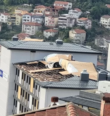 Fırtına KYK kız öğrenci yurdunun çatısını söktü