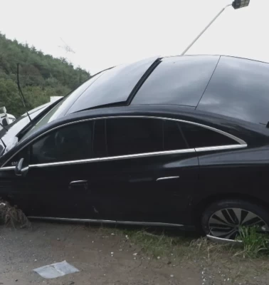 Ayazağa'da 1 kilometre sürüklenen araçtan can havliyle kaçtılar