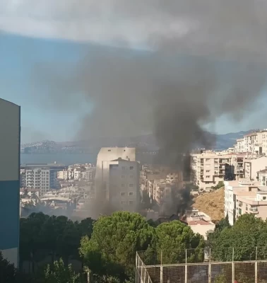 İzmir'de okul çatısında yangın çıktı
