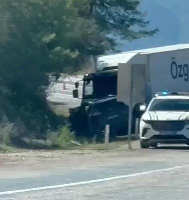 Kumluca'da ciple kamyon kafa kafaya çarpıştı: Çinli turist hayatını kaybetti