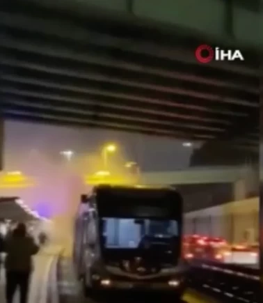 Sürücü yolcuları son anda tahliye etti